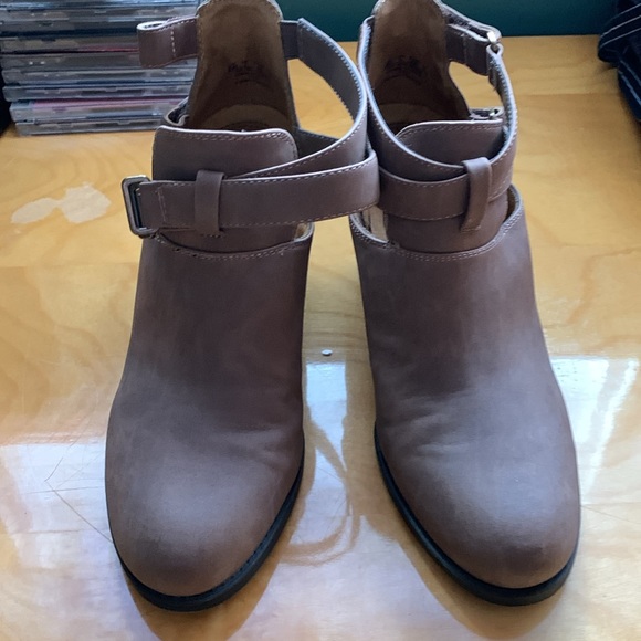 Naturalizer ankle boots - new - worn once - tan color - Picture 4 of 5